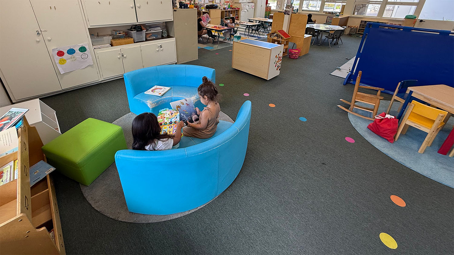 kids-on-blue-seats